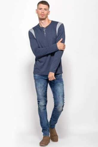 חולצת טי חתכים עם כפתרה