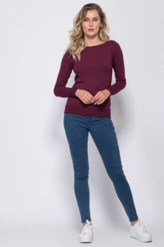 סריג בייסיק עם מפתח צוואר סירה