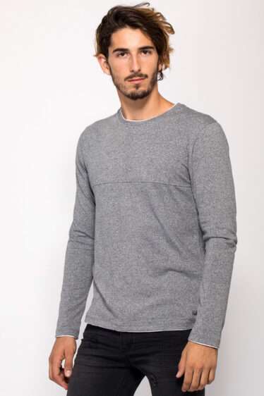 חולצת טי בטקסטורת מלאנג´ ובמראה שכבות