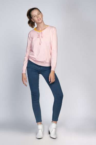 סריג בייסיק עם אלמנט קשירה בצוואר