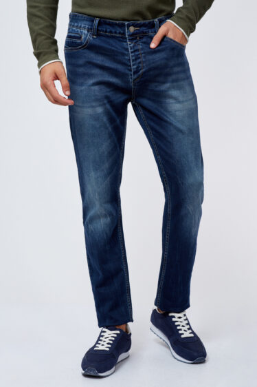 ג'ינס כחול שטוף מעוצב