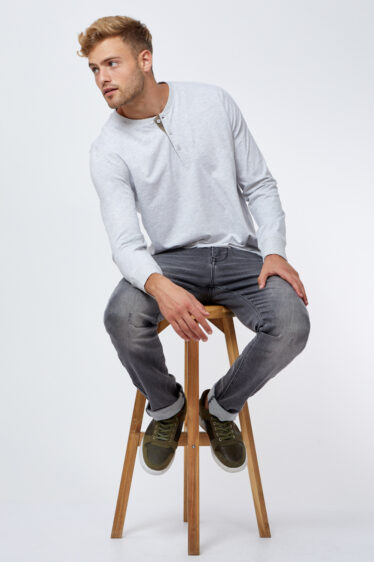 ג'ינס אפור מעוצב