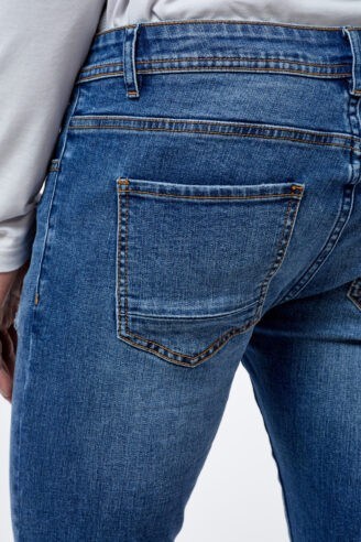 ג'ינס כחול משופשף עם קרעים