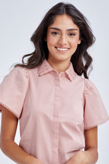 חולצת אריג עם צווארון תחרה