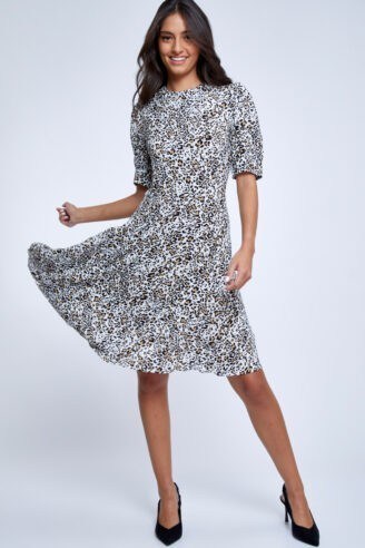 שמלה מנומרת עם צווארון מעוטר