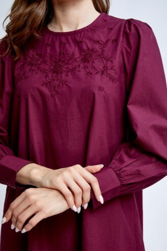 שמלה עם רקמת טון על טון