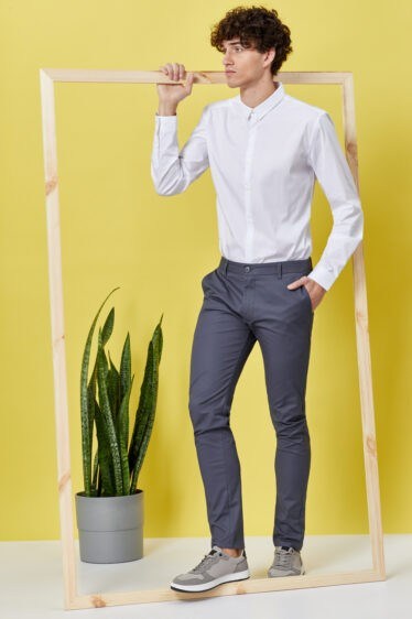 חולצת סטרץ' מבד רך בגזרה צרה