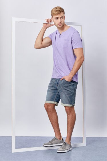 חולצת טי צווארון split