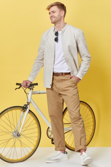 חולצה מכופתרת פסי סיכה בז' עם צווארון סיני