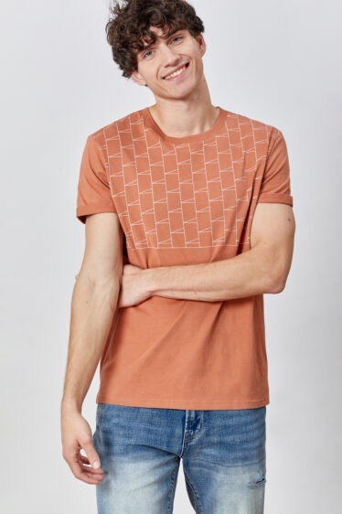 חולצת טי עם הדפס גאומטרי