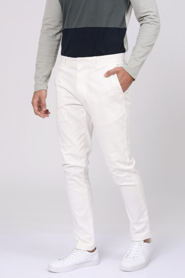 מכנסי צ'ינו בסיסים גימור פיצ' גזרה צרה