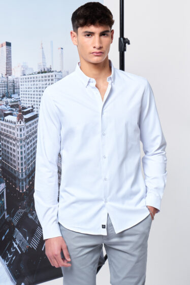 חולצת מכופתרת מבדDOBBY עדין