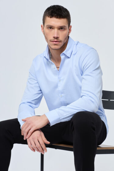 חולצת מכופתרת בד טקסטורה מחויט