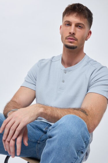 חולצת טי כפתורים בד טקסטורה