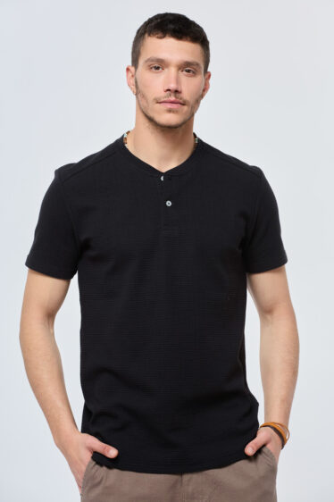 חולצת טי כפתורים בד טקסטורה