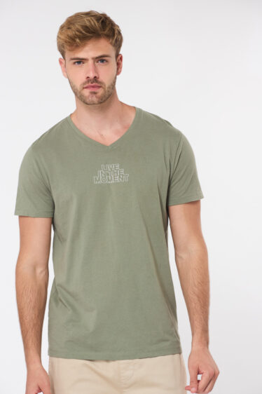 חולצת טי הדפס LIVE IN THE MOMENT