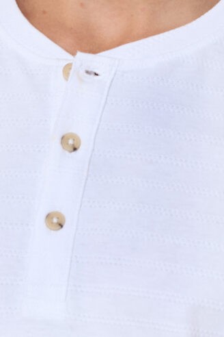 חולצת טי טי טקסטורה עם כפתורים - לבן