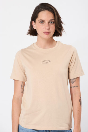 חולצת טי  Trust Me - בז'