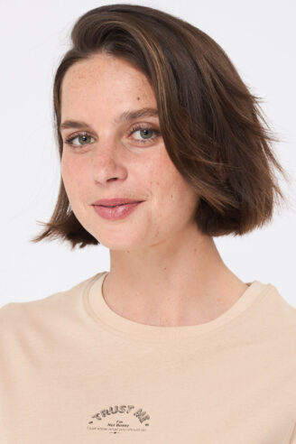 חולצת טי  Trust Me - בז'