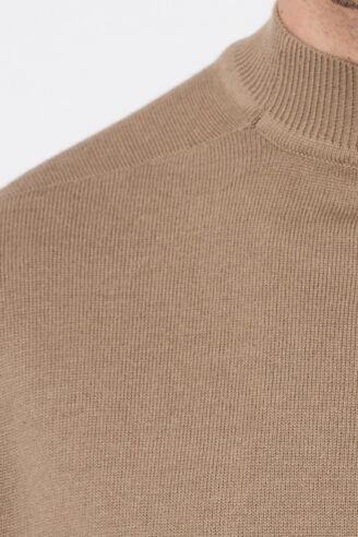 סריג בייסיק צווארון חצי גולף - חום בהיר