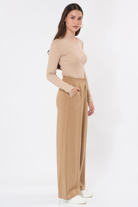 ⁦מכנסי WIDE LEG - קאמל⁩ – תמונה ⁦2⁩