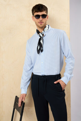 חולצה מכופתרת בד אקטיב מודפס - תכלת