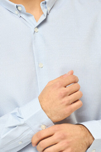 חולצה מכופתרת בד אקטיב מודפס - תכלת