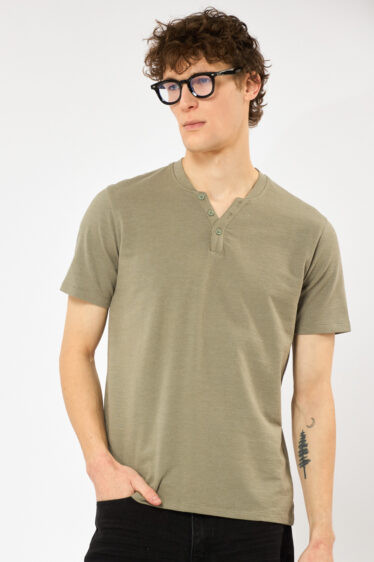 חולצת טי ג'קארד צווארון Y - ירוק