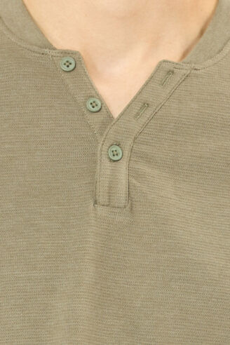 חולצת טי ג'קארד צווארון Y - ירוק