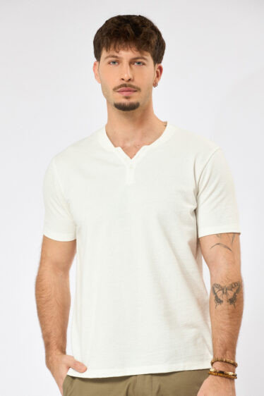 חולצת טי ג'קארד צווארון Y - לבן