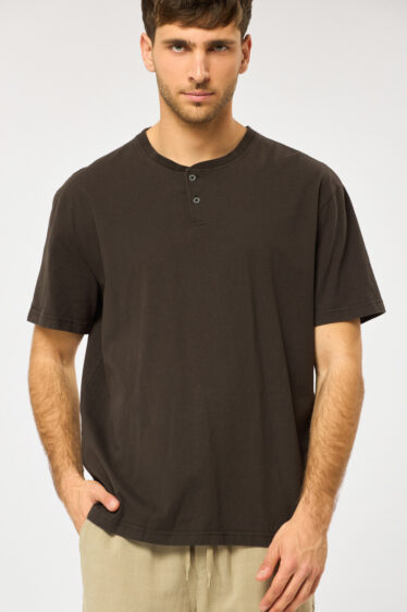 חולצת טי כותנה סבא כפתורים - בראוני