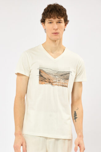 חולצת טי הדפס נוף ורקמה - לבן חולצת טי הדפס נוף ורקמה - לבן