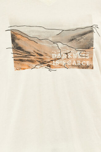 חולצת טי הדפס נוף ורקמה - לבן