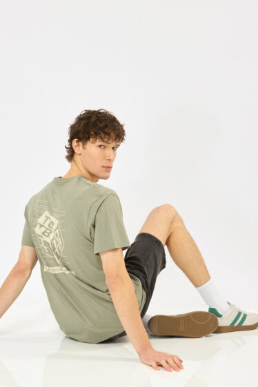 חולצת טי הדפס קוביה - זית בהיר