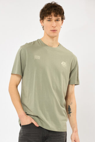 חולצת טי הדפס קוביה - זית בהיר