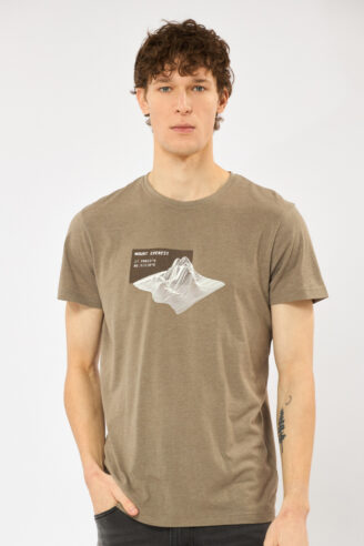 חולצת טי הדפס מפת אוורסט - חום מלנש חולצת טי הדפס מפת אוורסט - חום מלנש