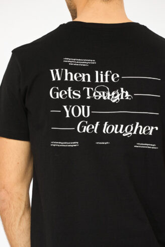 חולצת טי הדפס טיפוגרפי - שחור