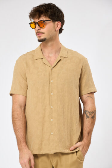 חולצה מכופתרת דמוי רקמה