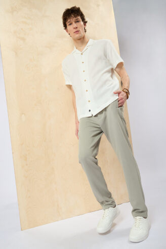 חולצה מכופתרת light אפקט קמטים - לבן