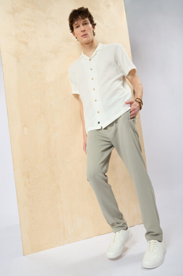 חולצה מכופתרת light אפקט קמטים - לבן