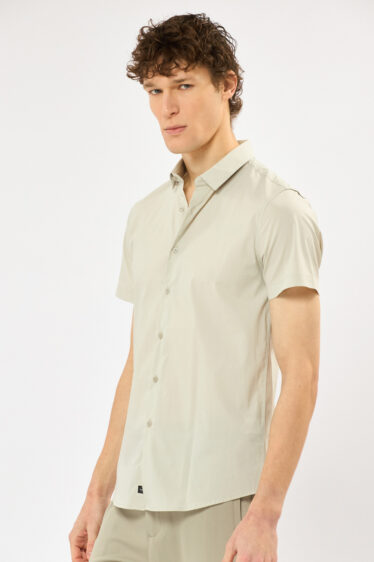 חולצה מכופתרת לייקרה צרה - אבן