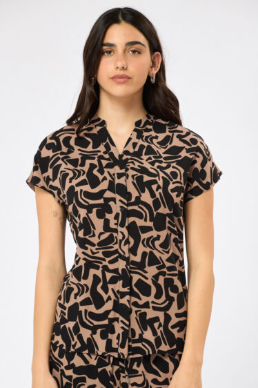 חולצה מכופתרת בהדפס גאומטרי מופשט