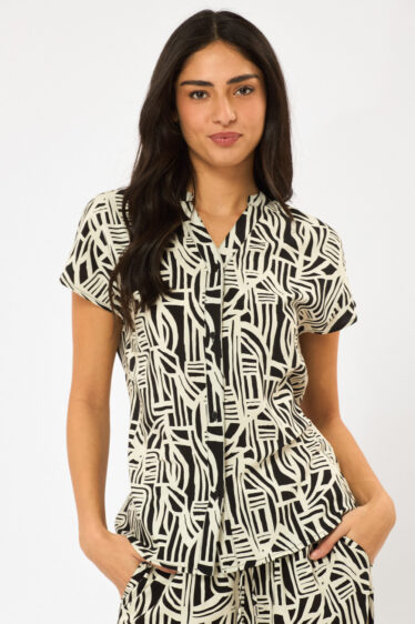 חולצה מכופתרת בהדפס גאומטרי מופשט