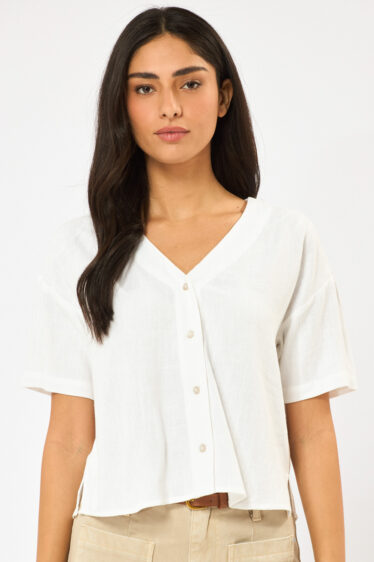 חולצת כפתורים במפתח V - לבן