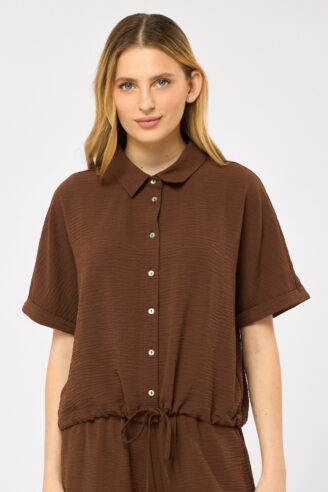 חולצה מכופתרת עם שרוך קשירה - חום