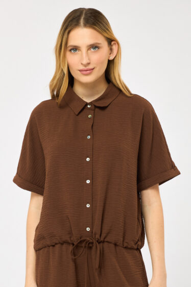 חולצה מכופתרת עם שרוך קשירה - חום