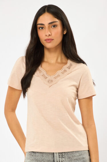 חולצת טי עם מחשוף V ותחרה - ורוד עתיק