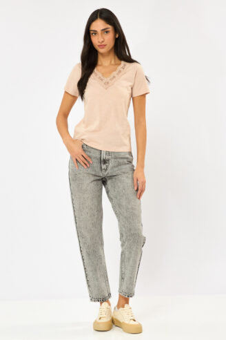 חולצת טי עם מחשוף V ותחרה - ורוד עתיק