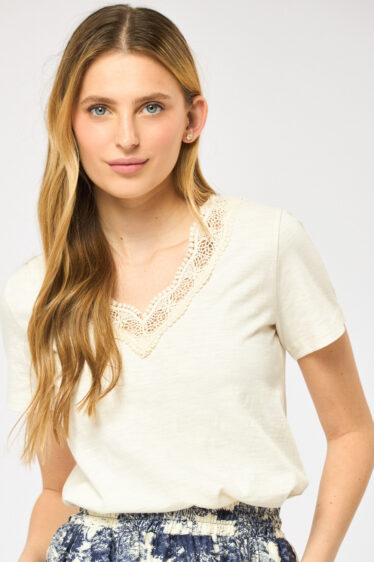 חולצת טי עם מחשוף V ותחרה - אופוויט