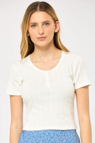 טי שירט ריב עם טקסטורה עדינה - לבן טי שירט ריב עם טקסטורה עדינה - לבן